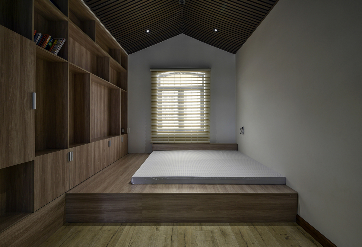 Nhà có ba phòng ngủ, tất cả các phòng ngủ đều có hai cửa sổ, đặt ở hai mặt tường đối diện nhau để luồng không khí được lưu thông dễ dàng.