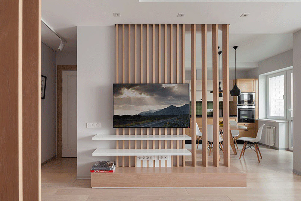 Dùng vách ngăn hoặc bình phong che phòng bếp với cửa chính